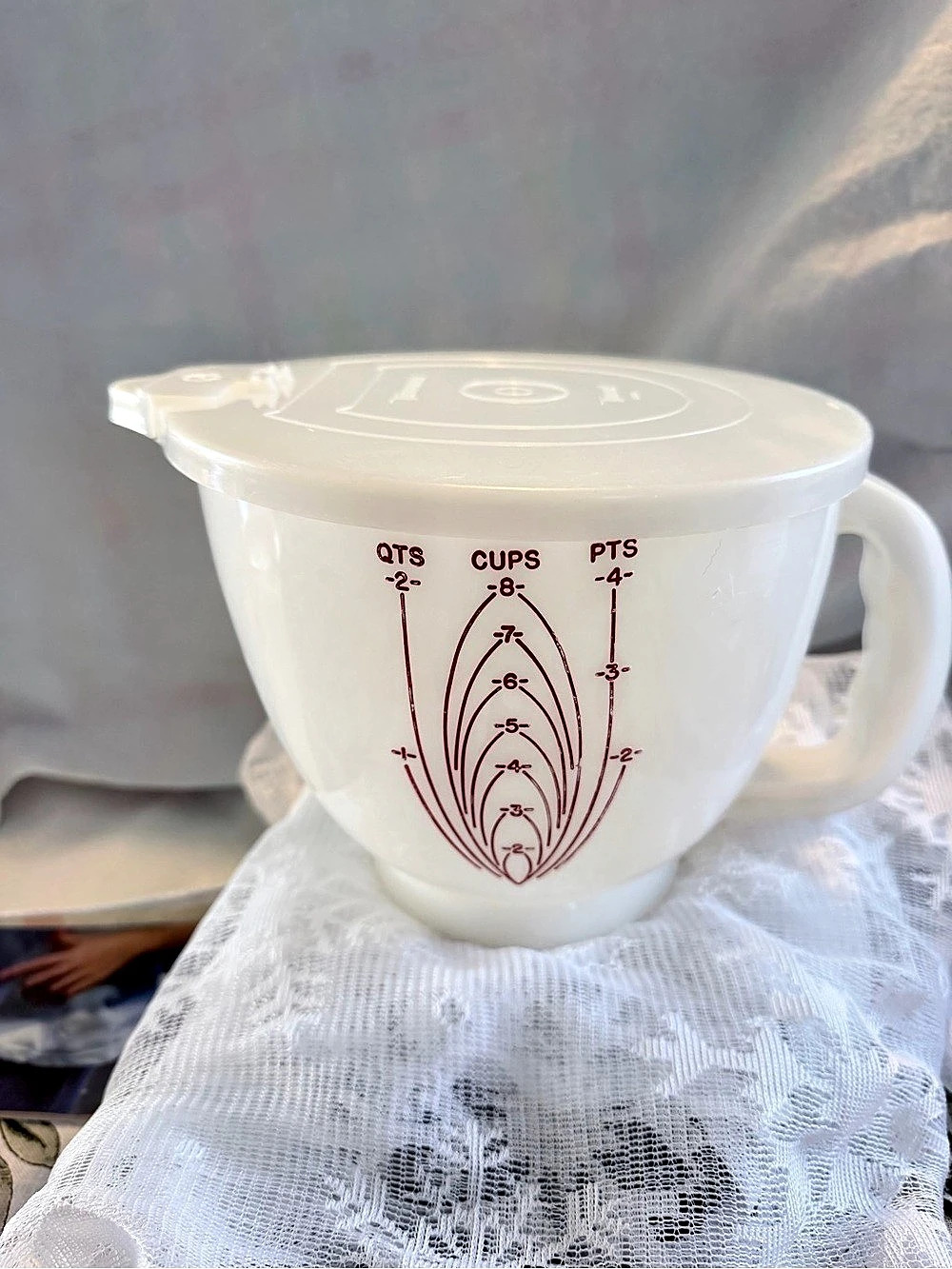 Tupperware Mix-N-Stor Pitcher / Batter Bowl 8-Cup 2-Quart White vintage plastic